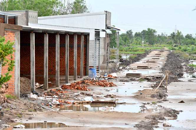 Nhiều khu dân cư tự phát ở TP Cà Mau (ảnh chụp ngày 10.7 tại phường Tân Xuyên)  ẢNH: THANH MINH