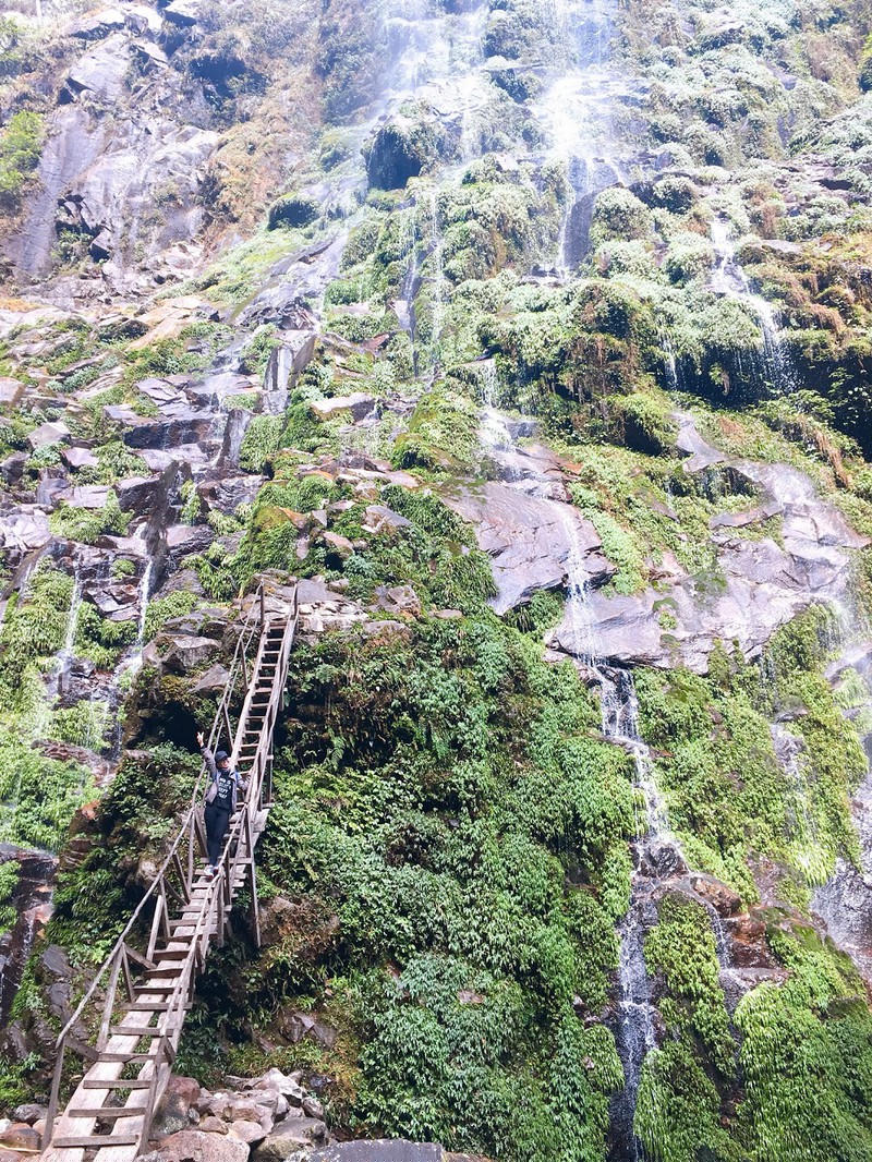 Thác Con Ong – điểm check-in hút hồn du khách. Ảnh: Như Quỳnh