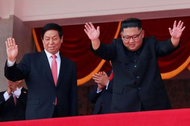 Nhà lãnh đạo Triều Tiên Kim Jong-un (bên trái).
