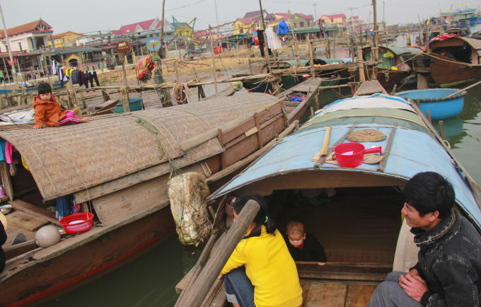 Xóm vạn đò thôn Văn Phú nằm một bên dòng sông Gianh có gần 200 hộ sống trên đò. (Ảnh: Hải Long).