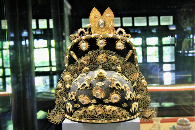 Mũ xung thiên triều Nguyễn. Đài thờ - Vật đựng lễ phẩm trong nghi lễ cung đình. Ấn Tự Đức thần hàn và Ấn Chính hậu chi bảo được làm bằng vàng. Tượng Rồng làm từ vàng và gỗ, niên hiệu Thiệu Trị thứ 2 (1842). Đây là bảo vật dùng trang trí thư phòng nhà vua. Nhiều đồ dùng sử dụng trong sinh hoạt của triều Nguyễn được trưng bày tại triển lãm. Nhiều đồ dùng sử dụng trong sinh hoạt của triều Nguyễn được trưng bày tại triển lãm. Nhiều đồ dùng sử dụng trong sinh hoạt của triều Nguyễn được trưng bày tại triển lãm.