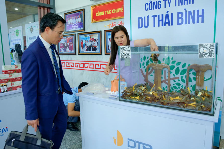 Công ty TNHH Dư Thái Bình (Xã Hàm Rồng, Huyện Năm Căn, Tỉnh Cà Mau) là đơn vị xuất nhập khẩu và phân phối Cua Năm Căn…