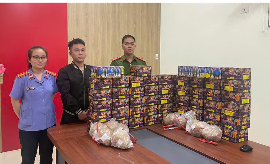 Trần Văn Dũng cùng tang vật tại - Ảnh Công an Nghệ An.