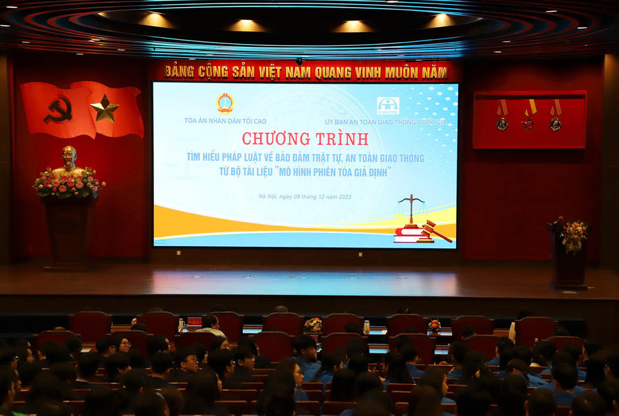 oàn cảnh Chương trình tìm hiểu pháp luật về bảo đảm trật tự an toàn giao thông từ Bộ tài liệu