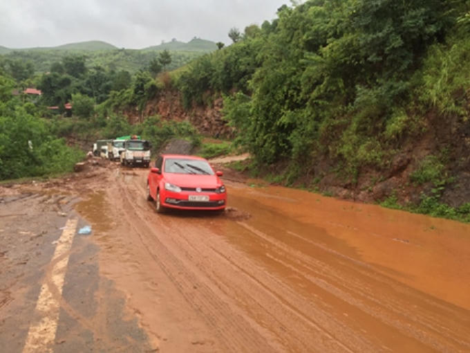 Mặt đường được phủ một lớp bùn gây trơn trượt và nguy hiểm cho các phương tiện giao thông.