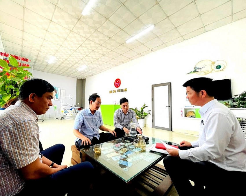 Sở Y tế làm việc với một cơ sở về việc chấp hành các quy định pháp luật về khám, chữa bệnh, cung cấp dịch vụ y tế. Ảnh: soyte.hatinh.gov.vn