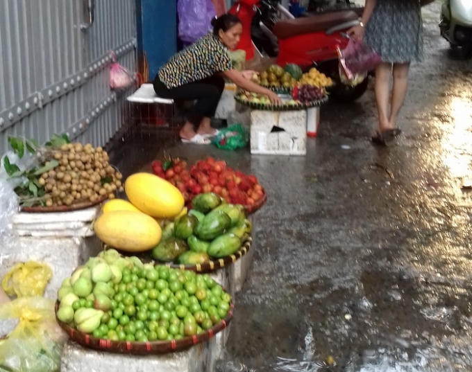 Các loại hoa quả cũng đồng loạt tăng giá. Nếu ngày thường chôm chôm chỉ được bán với giá 25 nghìn/kg thì nay mặt hàng này được bán với giá 30 nghìn/kg.