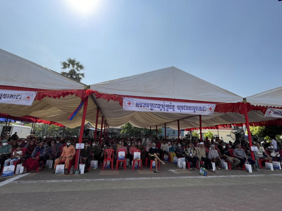 Hàng trăm người dân của quận Rus Sây Keo, Thủ đô Phnom Penh tập trung từ sớm tham gia chương trình.