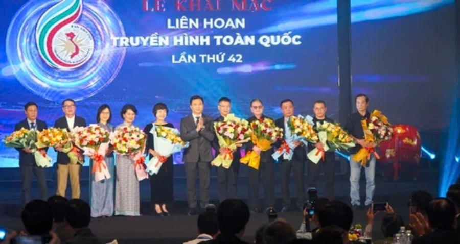 Ban Tổ chức tặng hoa cho Ban giám khảo. Ảnh: Hải Phong