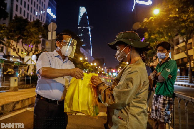 Thực hiện chỉ đạo của Bộ trưởng, Tổ công tác của Bộ tại phía Nam đã trao những túi an sinh cho người dân khó khăn trên địa bàn (Ảnh: Hữu Khoa).