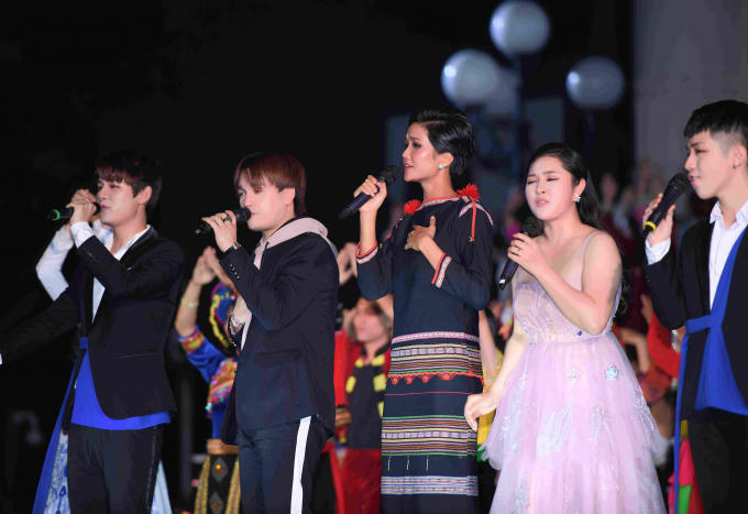 Hoa hậu H'hen Ni&ecirc; l&agrave;m đại sứ chiến dịch Giờ tr&aacute;i đất
