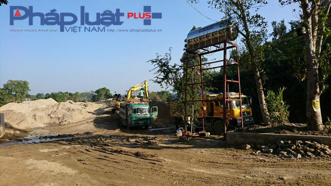 Bãi tập kết cát sỏi không phép, đoạn đầu cầu Sảo (xã Quang Minh huyện Bắc Quang - Hà Giang) xuất hiện nhiều xe cơi nới thùng thành, được máy xúc đắp cát cao có ngọn.
