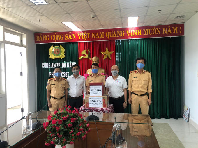 Công ty Cổ phần hạ tầng giao thông Đèo Cả trao tặng Phòng cảnh sát giao thông Thành phố Đà Nẵng gần 1000 khẩu trang y tế, 50 chai nước sát khuẩn.