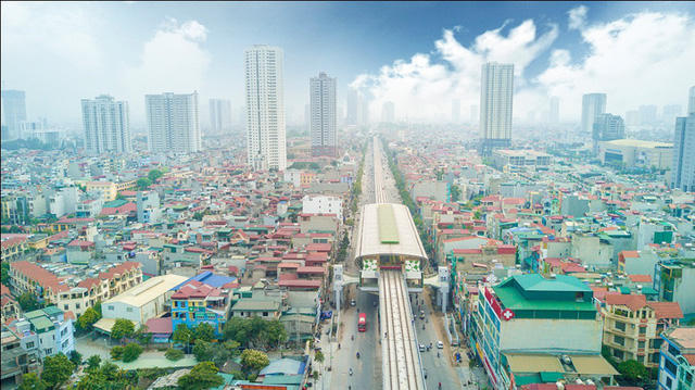 Đường sắt trên cao Cát Linh - Hà Đông nhìn từ trên cao. Đến tháng 9/2017, dự án đã hoàn thành được 95% hạng mục xây dựng cơ bản. Theo dự kiến, tuyến đường sắt trên cao này sẽ vận hành thử vào tháng 10/2017, tuy nhiên, do chậm tiến độ, kế hoạch chạy thử sẽ phải lùi lại.