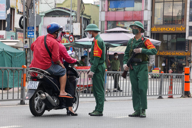 Lực lượng quân đội kiểm tra người đi đường.