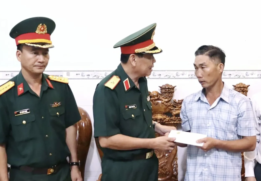 Thiếu tướng Đặng Văn Lẫm tặng quà cho gia đình thân nhân liệt sĩ Trịnh Doãn Thế Anh. Ảnh: Nam Anh