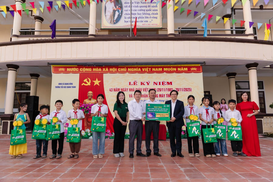 Lễ trao tặng phòng máy tính, cùng Lễ kỷ niệm 43 năm ngày nhà giáo Việt Nam (20/11/1982-20/11/2025) tại Trường Tiểu học Quang Thành (Nghệ An).