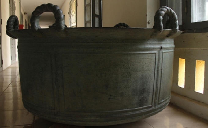 Vạc Cẩm Thủy nặng khoảng một tấn. Ảnh: Lê Hoàng