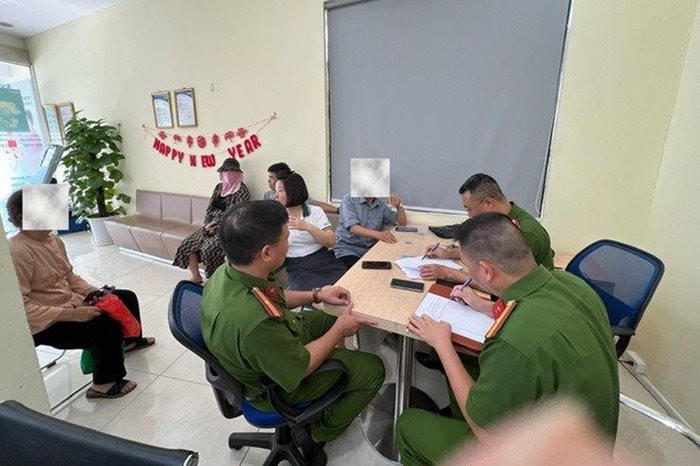 Vợ chồng ông K (đã làm mờ mặt) may mắn không mất số tiền lớn. Ảnh: Chu Dũng