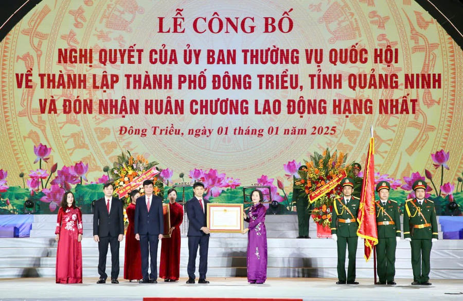 Phó Chủ tịch Quốc hội Nguyễn Thị Thanh trao Huân chương Lao động hạng Nhất cho Đảng bộ, chính quyền, nhân dân thành phố Đông Triều.