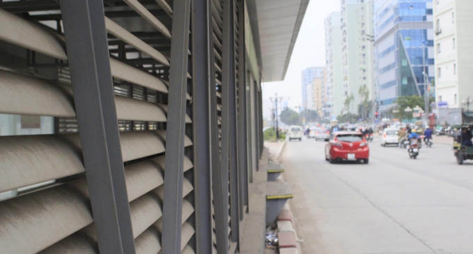 Nhiều người hẳn thắc mắc không hiểu bao giờ nhà chờ xe bus "đẳng cấp" này mới được đưa vào sử dụng khi lớp bụi đã đóng dày cộp