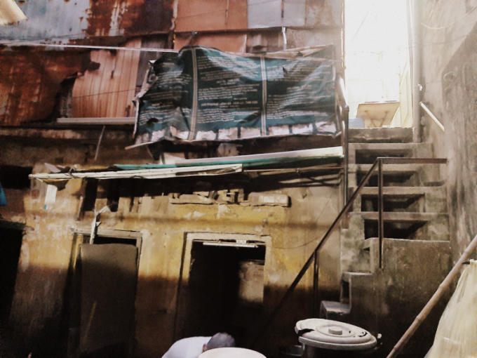 Lối lên “căn nhà” của vợ chồng ông Hải