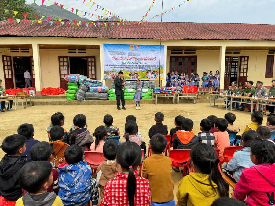 Chiến sỹ cảnh sát cơ động tuyên truyền về kỹ năng phòng chống xâm hại và bắt cóc trẻ em.