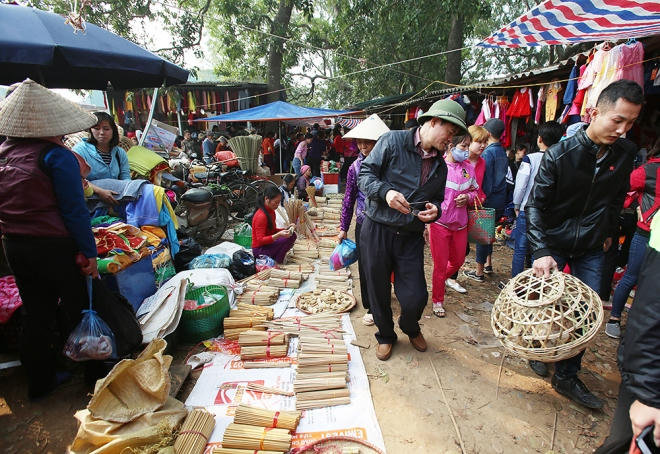 Anh Tuấn, một người dân địa phương cho biết ngày nay dễ dàng mua được các mặt hàng cần thiết ở hiệu tạp hóa gần nhà, nhưng anh vẫn chọn đến chợ Nủa vì ở đây có "hồn cốt của phiên chợ xứ Đoài".