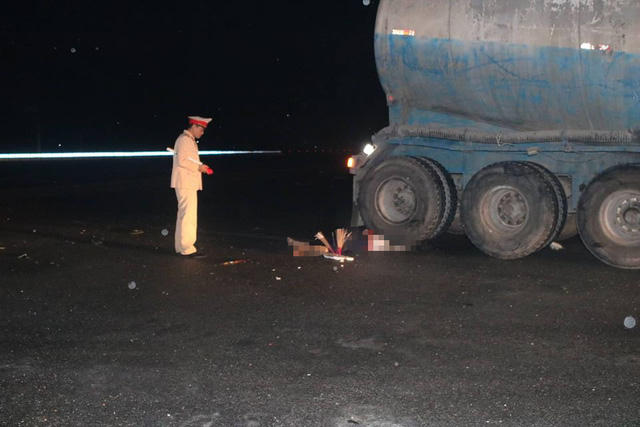 Sau khi xảy ra vụ tai nạn, tài xế lái xe bồn rời khỏi hiện trường nên lực lượng chức năng chưa xác định được danh tính.