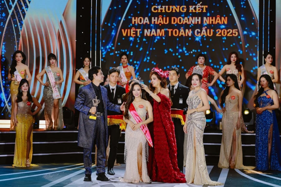 Giây phút chiếc vương miện danh giá Hoa hậu Nhân ái  được trao cho Phạm Thị Phương.