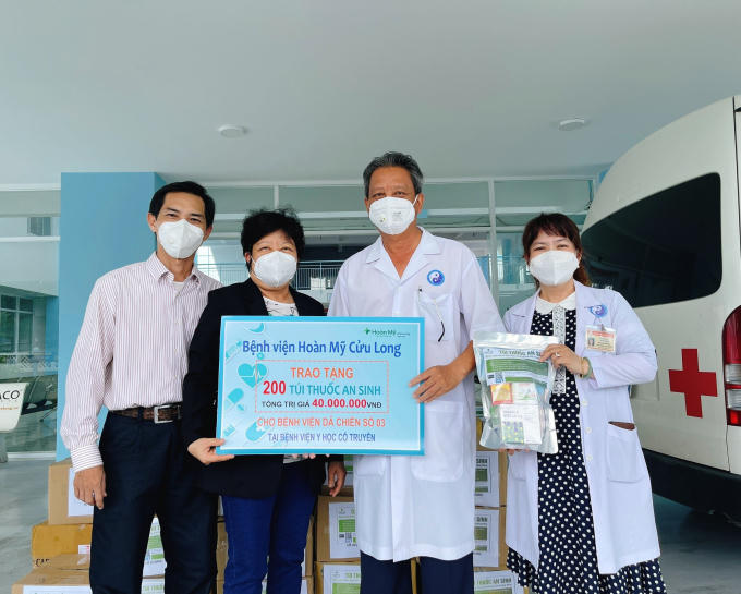 Đại diện lãnh đạo BV Hoàn Mỹ Cửu Long đã trao tặng túi thuốc cho Bệnh viện dã chiến số 3
