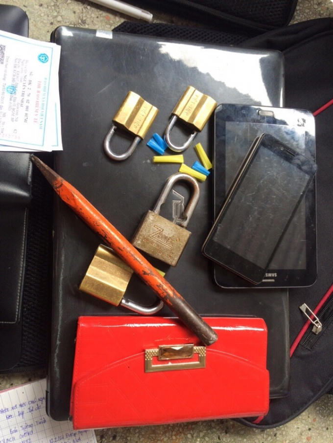 Tang vật và đồ nghề của đối tượng bị thu giữ.