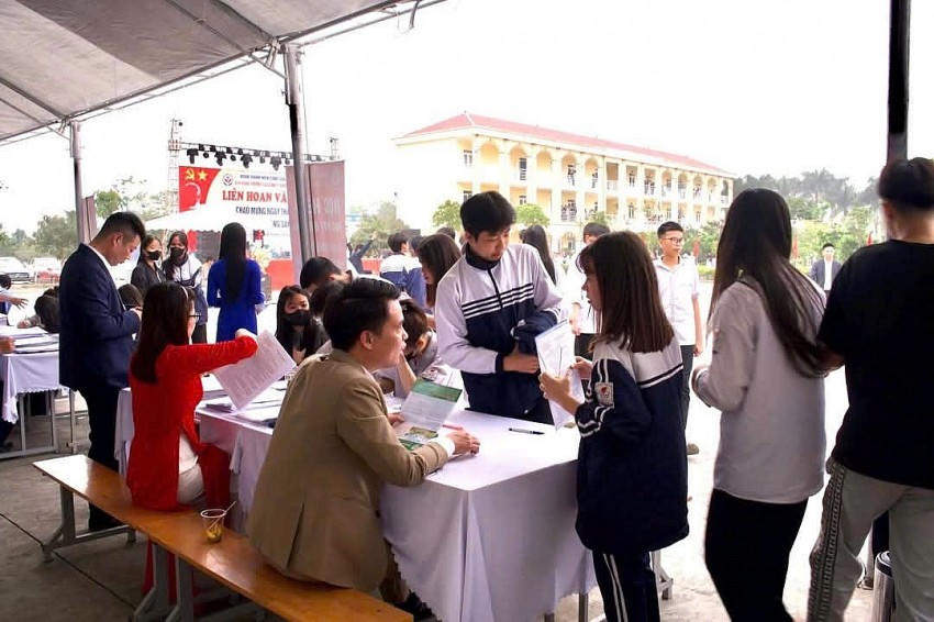 Các em học sinh được tham quan khuôn viên và hệ thống phòng học của trường.