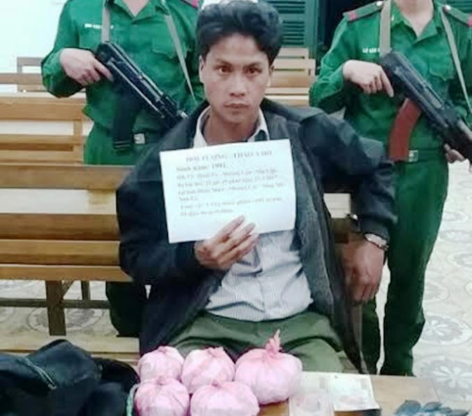 Đối tượng Thào A Hồ cùng số tang vật bị thu giữ.