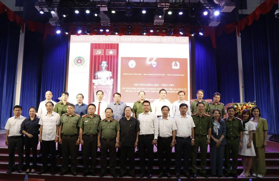Các đại biểu chụp ảnh lưu niệm tại hội thảo.