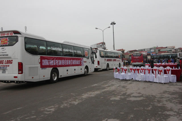 Những chuyến xe đầu tiên đưa sinh viên về quê dịp tết cổ truyền.