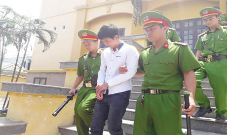 Bị cáo được dẫn giải đến tòa.