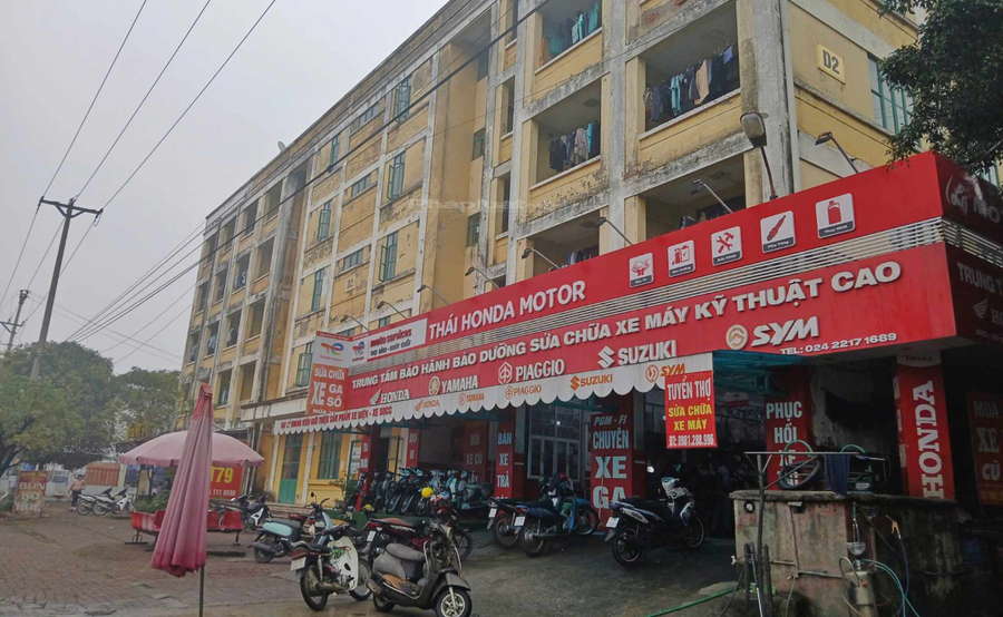 Từ sau ngày 20/11/2012 đến ngày 15/9/2016, Công ty TNHH MTV Quản lý và phát triển nhà Hà Nội đã tự ý ký hợp đồng cho thuê phần diện tích kinh doanh dịch vụ (20 điểm) mà không báo cáo UBND TP để tổ chức đấu giá quyền thuê theo quy định; có đơn vị sử dụng sai mục đích tự ý xây dựng, nợ tiền thuê diện tích kinh doanh dịch vụ. Bên cạnh đó, có khả năng gây thất thu ngân sách Nhà nước hơn 25 tỷ đồng.