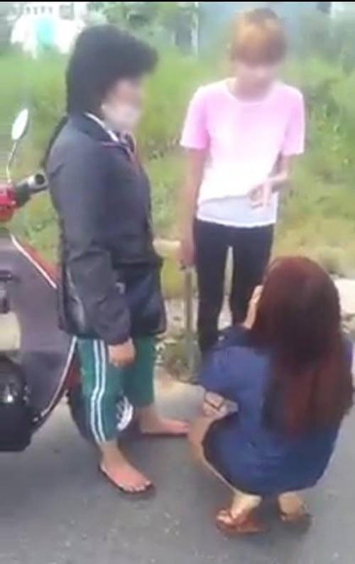 Lê Đình Hoàng A đang cầm tuýp sắt dọa đánh G (ảnh cắt từ clip)