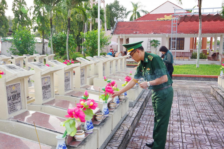 Các đơn vị tổ chức thấp nến tri ân công lao to lớn của các Anh hùng, thương binh, liệt sĩ tại địa bàn biên giới tỉnh Cà Mau.