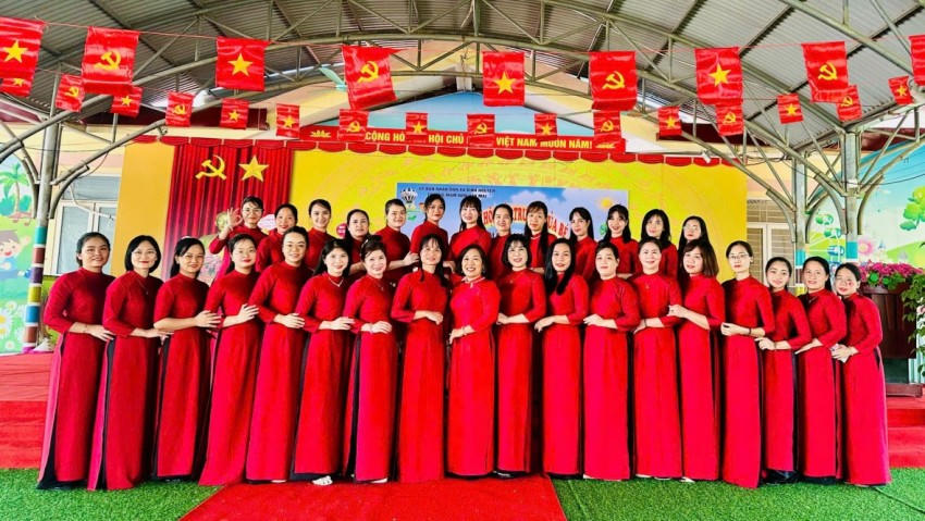 Tập thể cán bộ, GV Trường mầm non Hoa Mai.