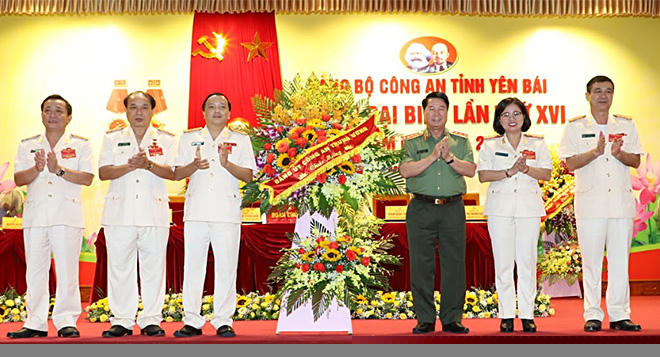 Đồng chí Thượng tướng Bùi Văn Nam - Ủy viên Ban chấp hành Trung ương Đảng, Thứ trưởng Bộ Công an tặng hoa chúc mừng Đại hội.