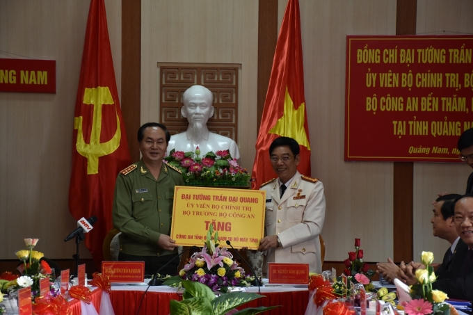 Bộ trưởng tặng (tượng trưng) Công an tỉnh Quảng Nam 50 bộ máy vi tính.