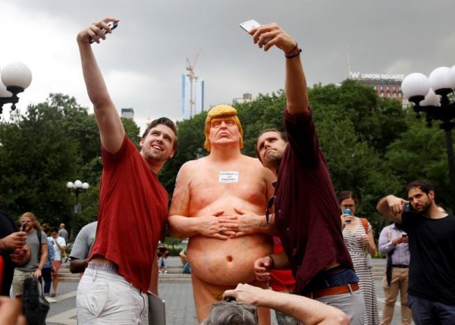 Tượng khỏa thân của tỷ phú Donald Trump thu hút sự chú ý của nhiều người. (Ảnh: Reuters)