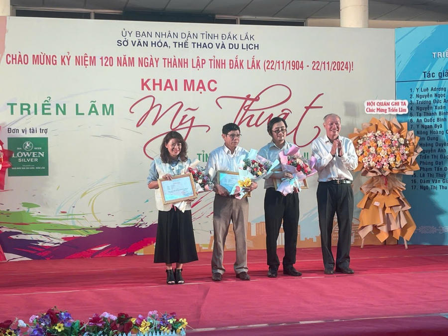 Ban tổ chức trao giải cho các tác giả. Ảnh: Công Lý