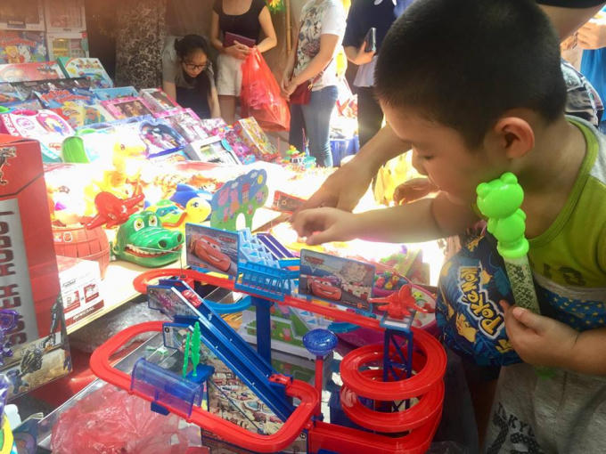 Hà Nội: Phố Hàng Mã nhộn nhịp người mua sắm đồ chơi trước ngày Trung thu