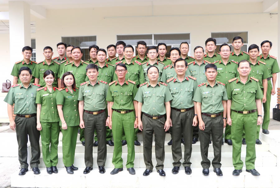 Thứ trưởng Bộ Công an Đặng Hồng Đức và Đoàn kiểm tra số 7 Bộ Công an chụp ảnh lưu niệm với lãnh đạo Công an tỉnh Cà Mau, cùng cán bộ, chiến sĩ Công an xã Lương Thế Trân.