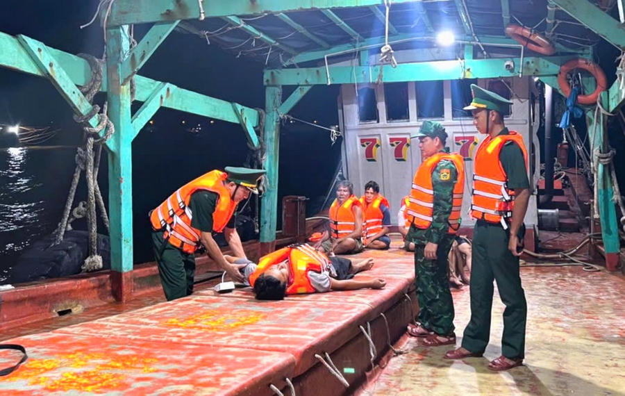 Đồn Biên phòng Sông Đốc kịp thời cứu nạn 5 thuyền viên gặp nạn trên biển đưa vào bờ an toàn.