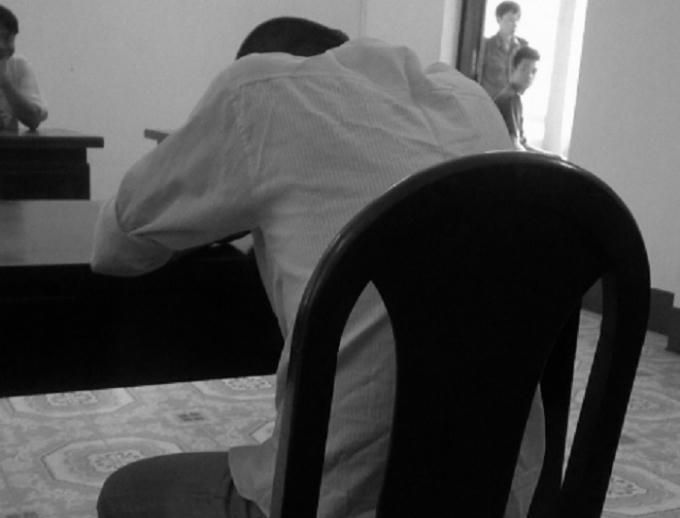 Người chồng là phạm nhân, được công an áp giải đến phiên xử ly hôn.