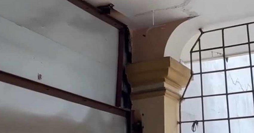 Bên trong một ngôi nhà tại ngõ 7 phố Giang Văn Minh bị nứt.